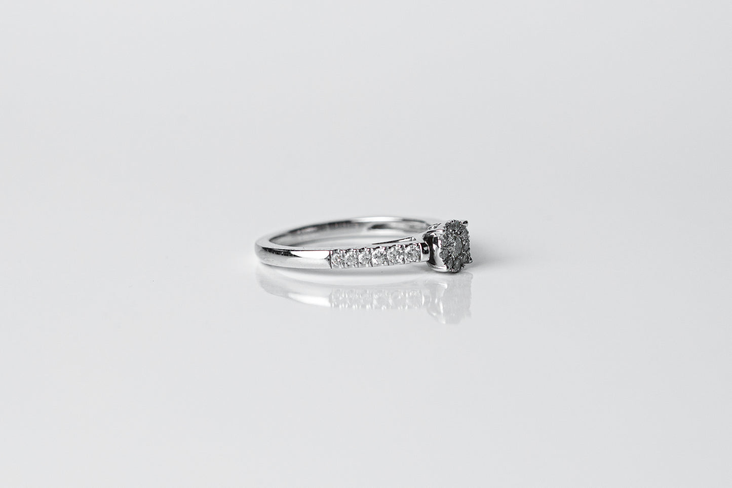 Anillo Flor de Diamantes